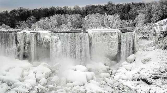 A Niagara-vízesés az USA-ban súlyos fagyok miatt részben befagyott (7 kép)