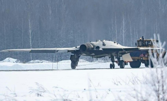 Первые фотографии российского тяжелого ударного беспилотного летательного аппарата "Охотник" (5 фото)