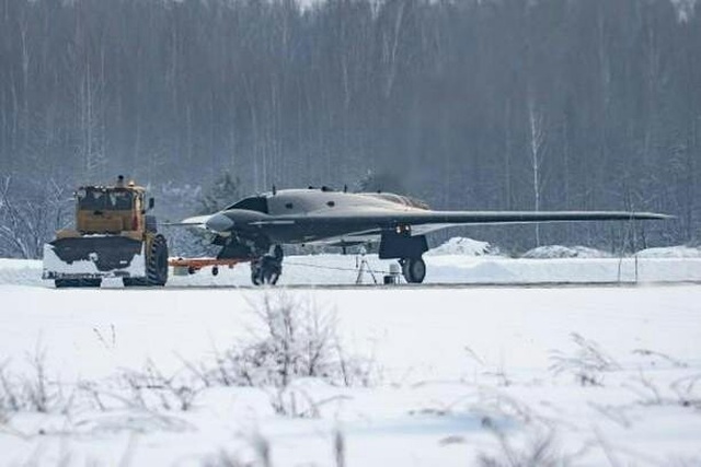 Первые фотографии российского тяжелого ударного беспилотного летательного аппарата "Охотник" (5 фото)