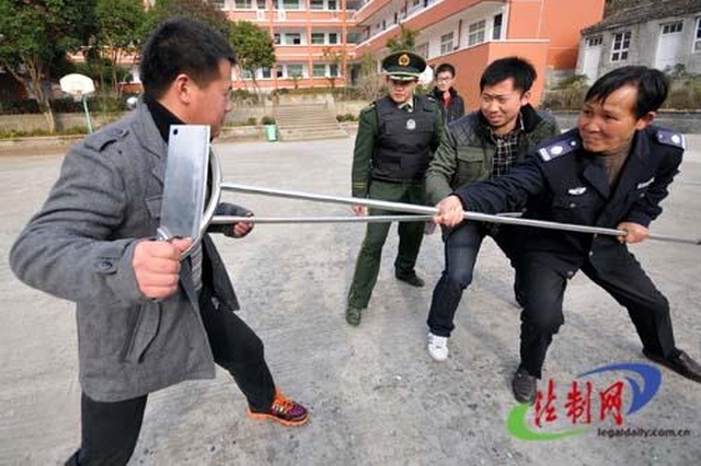 Как в Китае обезвреживают преступников и задерживают до прибытия полиции