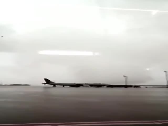 В аэропорту Антальи ураган перевернул автобус с пассажирами