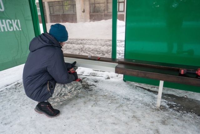 "Доработка" остановки в Челябинске своими руками (10 фото)