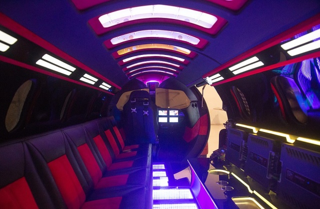 Необычный ночной клуб на колесах из фюзеляжа самолета (18 фото)