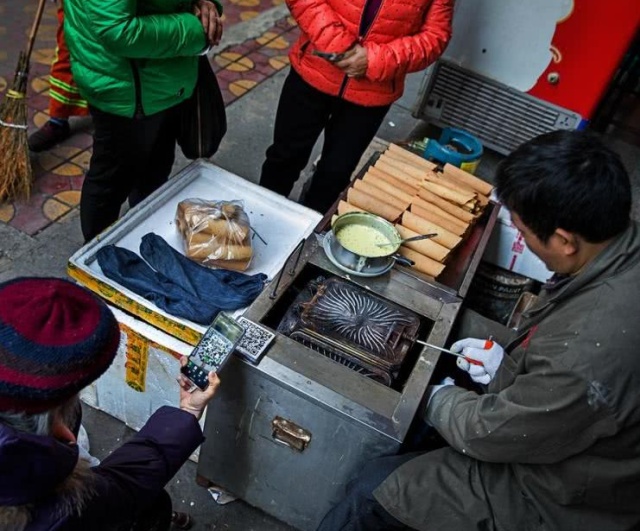 Прогресс не стоит месте: китайцы платят за всё при помощи своего смартфона (11 фото)