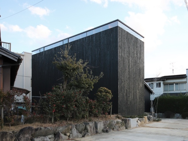 Необычное строение без окон в японском городе Тойота (17 фото)