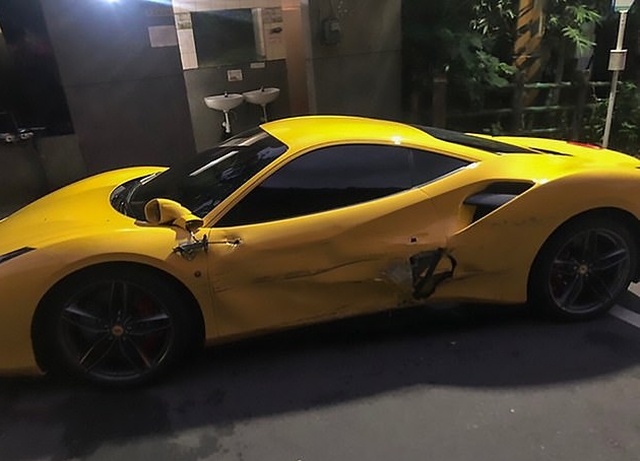 20-летний парень заснул за рулем, а проснулся, когда уже протаранил 4 спорткара Ferrari (11 фото)