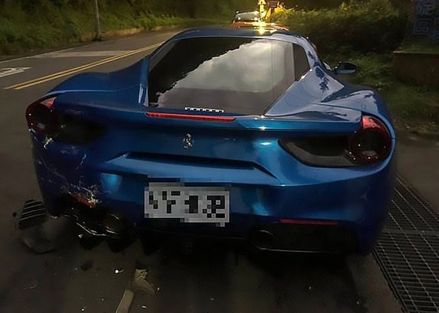 20-летний парень заснул за рулем, а проснулся, когда уже протаранил 4 спорткара Ferrari (11 фото)