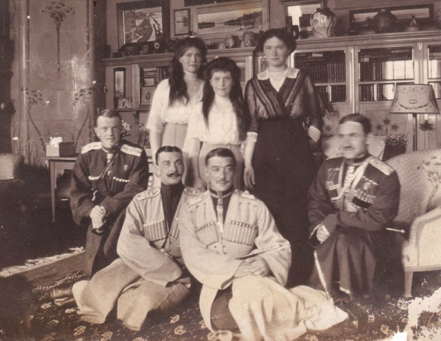 Рабочие обнаружили тайник с фотографиями семьи Николая II (3 фото)