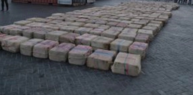 Полиция Кабо-Верде показала 9,5 тонн кокаина с задержанного судна ESER с россиянами (5 фото + видео)