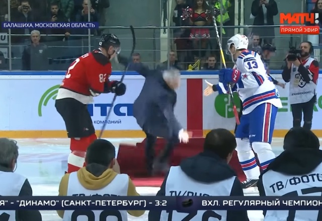 Падение Жозе Моуринью во время символического вбрасывания на матче КХЛ (12 фото + видео)
