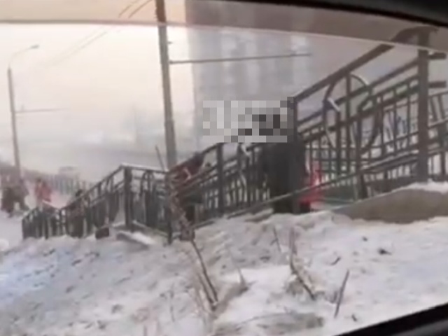 Заключенные убирают улицы Красноярска в 36-градусный мороз