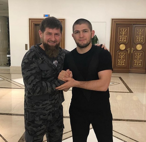 Рамзан Кадыров подарил отцу Хабиба Нурмагомедова внедорожник Mercedes (2 фото)