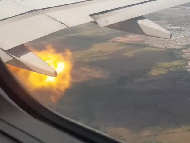 Пассажир снял на видео горящий двигатель самолета