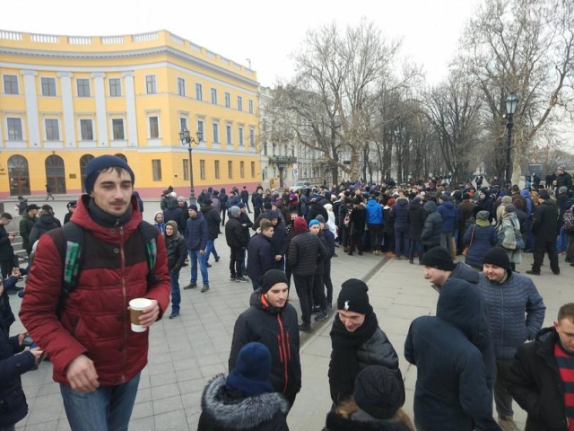 Несуществующий кандидат в президенты Украины собрал "проплаченный" митинг и обманул людей (8 фото)