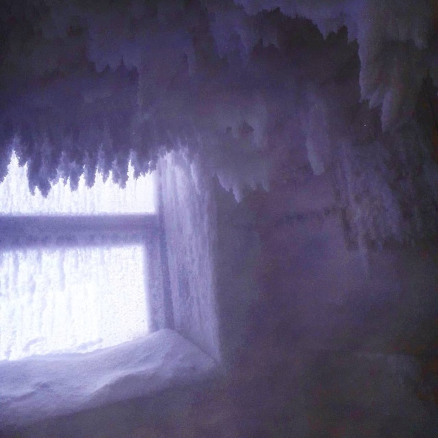 "Ледяная пещера" в жилом доме Омска (3 фото + видео)