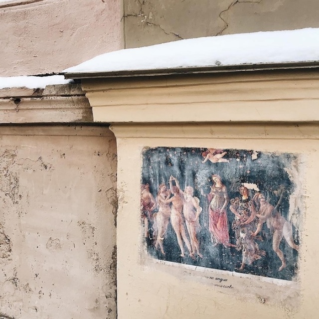 Жители Санкт-Петербурга восстановили закрашенные коммунальщиками граффити (4 фото)