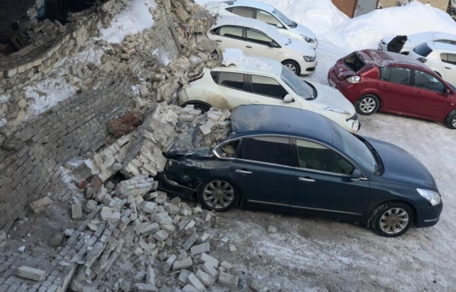 В Саратове несколько иномарок завалило кирпичами на платной стоянке (10 фото)