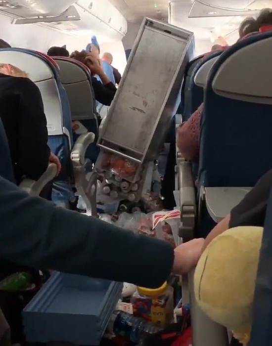 Что случается на борту самолета после сильной турбулентности (3 фото + видео)