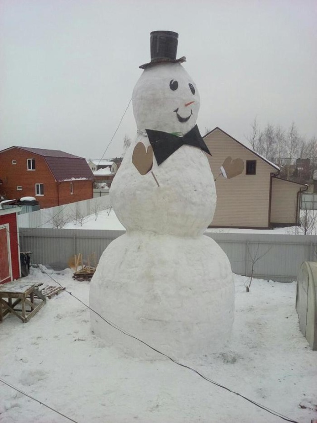 Гигантский снеговик своими руками (8 фото)