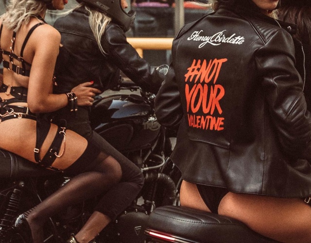 Девушки в откровенных нарядах прокатились по Сиднею на мотоциклах (17 фото)