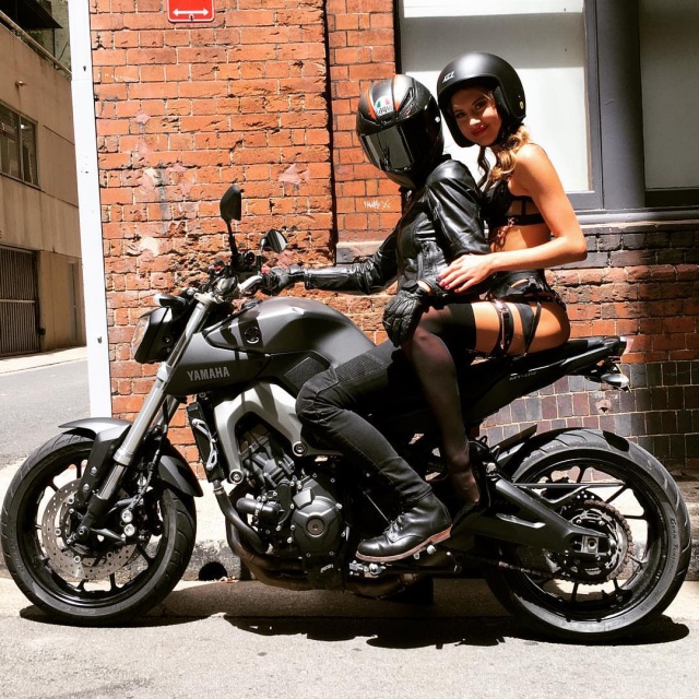 Девушки в откровенных нарядах прокатились по Сиднею на мотоциклах (17 фото)