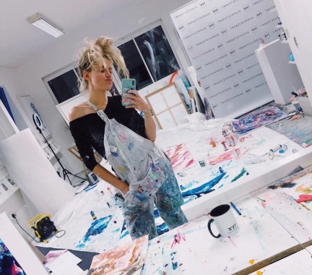 Уличная художница Софи Фи, запустившая тренд "GlitterBoobs", заработала больше миллиона фунтов за год (14 фото)