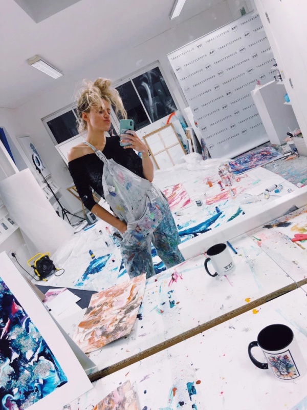 Уличная художница Софи Фи, запустившая тренд "GlitterBoobs", заработала больше миллиона фунтов за год (14 фото)