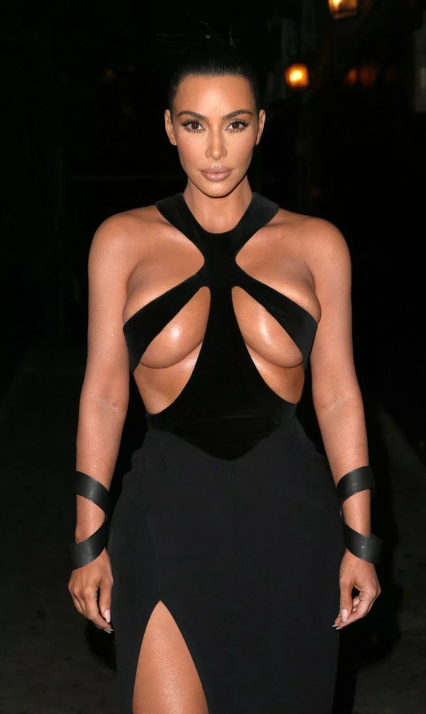 Ким Кардашьян удивила Голливуд своим откровенным платьем (6 фото)