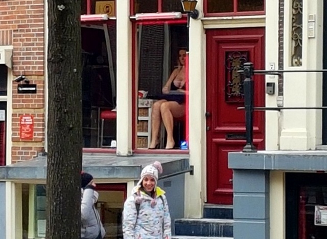 Мэр Амстердама собирается реформировать квартал Красных фонарей (19 фото)