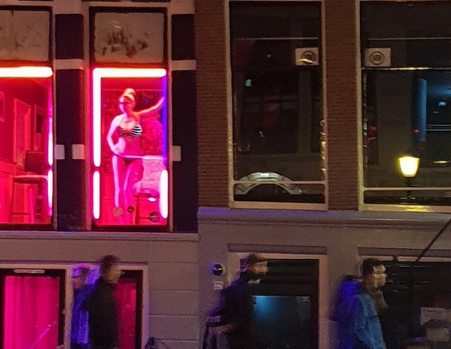 Мэр Амстердама собирается реформировать квартал Красных фонарей (19 фото)