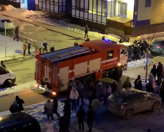 Местные жители в Кудрово растащили припаркованные машины, чтобы освободить проезд для пожарных (2 фото + видео)