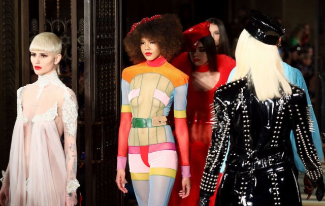 Откровенные наряды от британской "бунтарки" мира моды Пэм Хогг (19 фото)