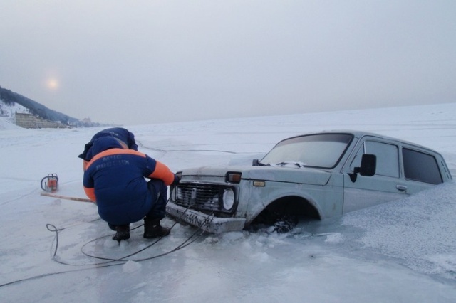 Автомобили, застрявшие во льду Байкала (25 фото)