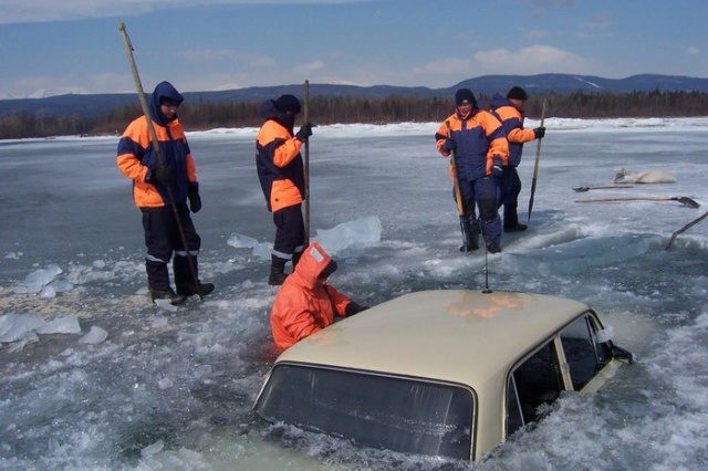 Автомобили, застрявшие во льду Байкала (25 фото)