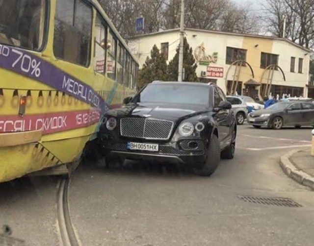 Жена одесского чиновника Елена Урбанская на Bentley за 22 млн рублей врезалась в трамвай (6 фото)