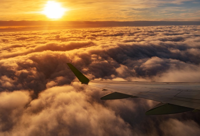 Красочные фотографии, сделанные из иллюминатора самолета (55 фото)