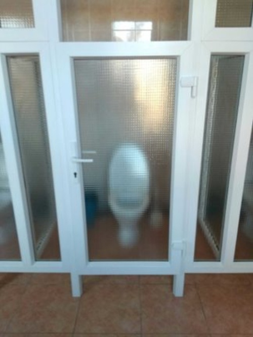 Нечего стесняться, когда идешь в туалет: странная модернизация туалета в Могилевском колледже (3 фото)