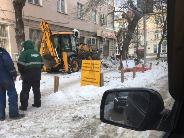 Коммунальщики перекопали экскаватором образцовый газон в Екатеринбурге (5 фото)