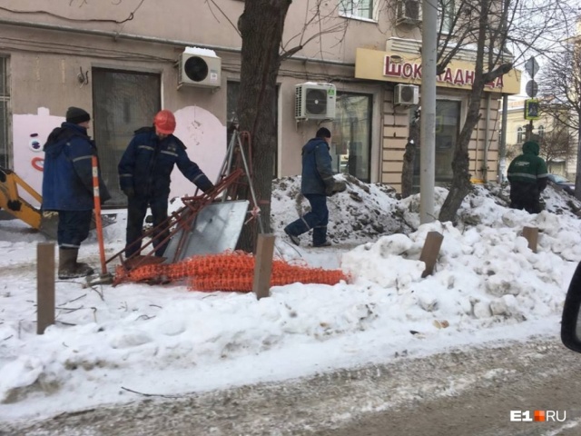 Коммунальщики перекопали экскаватором образцовый газон в Екатеринбурге (5 фото)