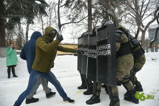 Школьникам показали, как военная полиция разгоняет митинги (13 фото)
