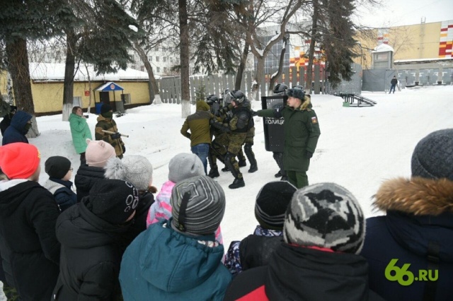 Школьникам показали, как военная полиция разгоняет митинги (13 фото)