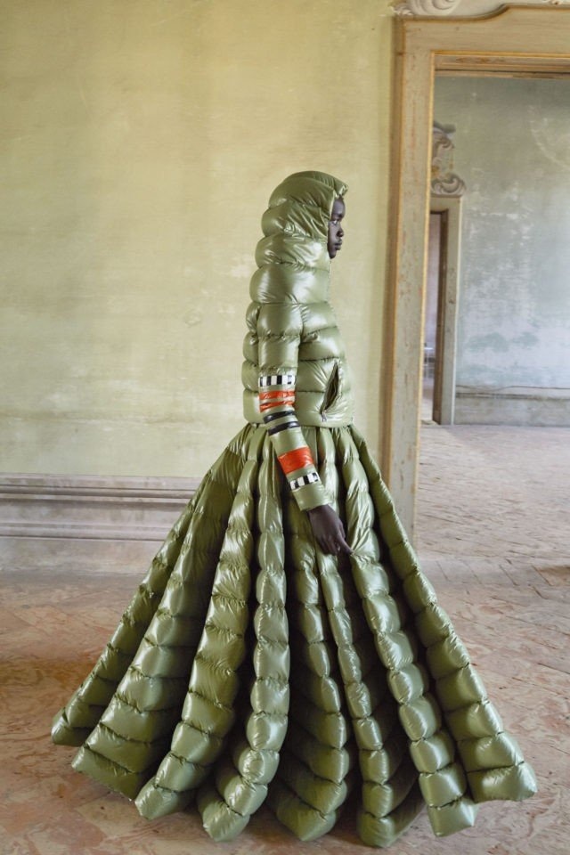 Moncler представил необычные женские пуховики, похожие на платья (12 фото)