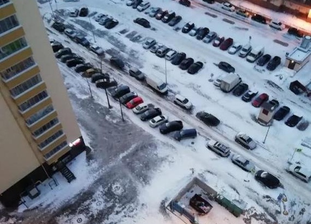 Решение проблемы с парковкой во дворе (3 фото)