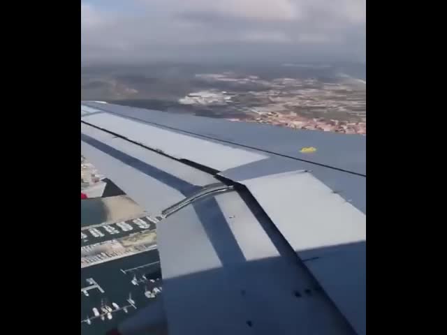 Ужасающее зрелище: самолет попал в сильный ветер над Гибралтаром