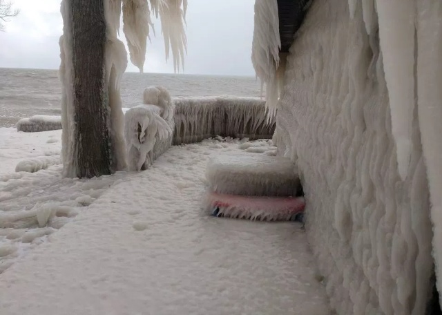 Пляжный домик во льдах (6 фото)
