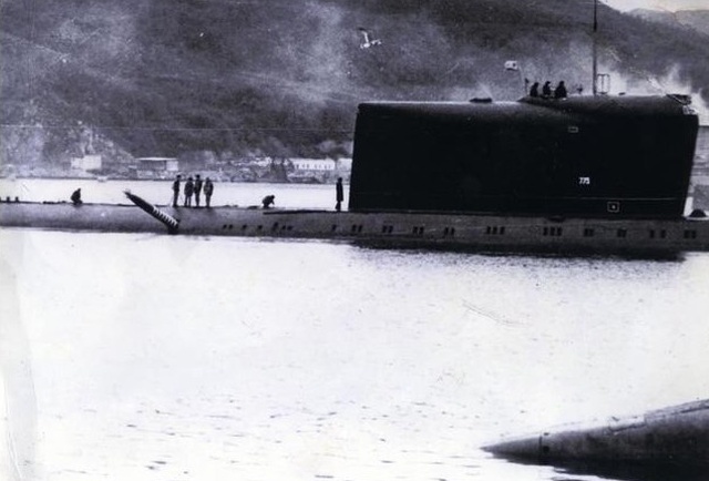Торпеда, застрявшая в борту советской подводной лодки (3 фото)
