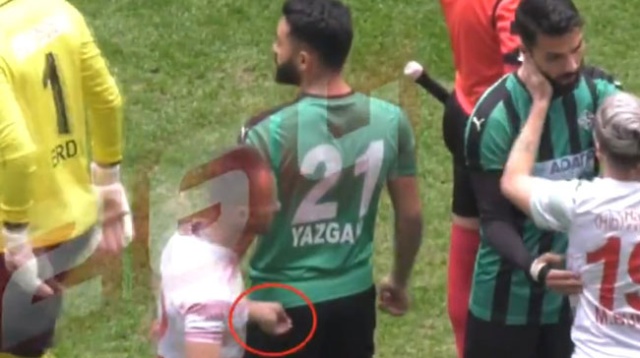 Турецкий футболист Мансур Чалар пронес лезвие на матч и незаметно наносил удары соперникам (3 фото + видео)