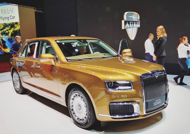 На Женевском автосалоне представили золотой "Кортеж" от Aurus (7 фото)