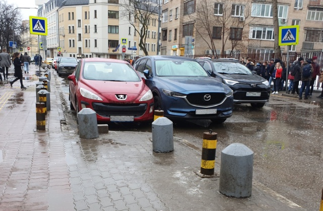 Новый уровень в парковке автомобилей (4 фото)