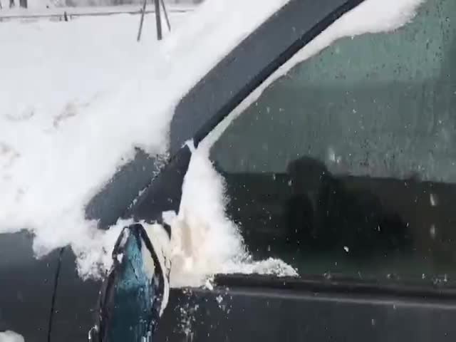 Снегоуборочная техника посносила зеркала у припаркованных автомобилей в Санкт-Петербурге